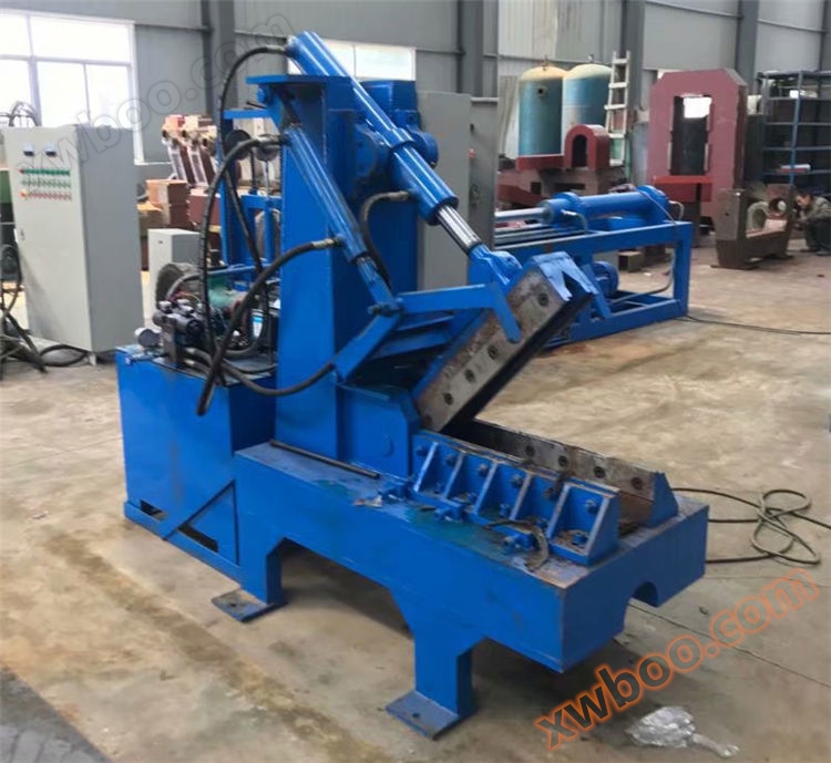 Waste tire cutting machine